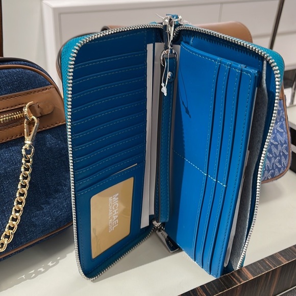 Michael Kors Jet Set Travel Large Travel CONTINENTAL 
Lagoon - Picture 8 of 16